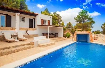 Terrasse und Pool mit Blick auf die Finca