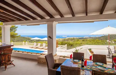 Esstisch auf der Finca-Terrasse mit Blick auf das Mittelmeer